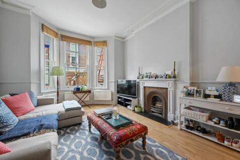 Excellent 2 bedroom maisonette, with wood flooring, open plan reception, stylish fitted kitchen, family bathroom and private patio garden. Located in a quiet residential street in the popular Brackenb