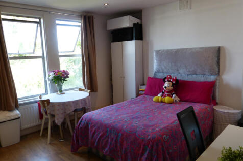 This well-appointed studio flat in Golders Green/Childs Hill offers a comfortable living space with one bedroom and one bathroom. The property includes a modern kitchen equipped with an oven and hob,