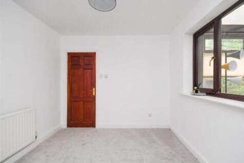 15 Midhurst  Grove - Dining Room.jpg