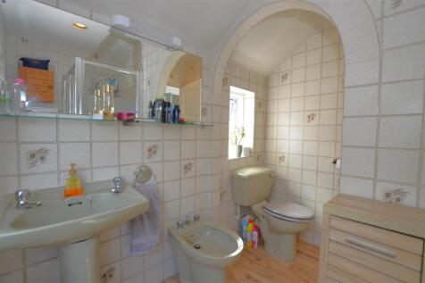 12 Alton Gardens shower.JPG