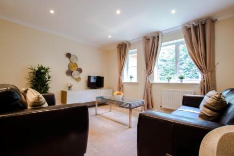 Large, well-presented Two Bedroom apartment close