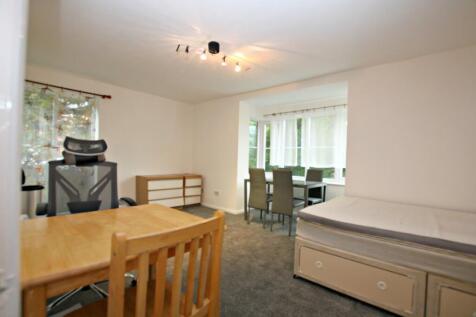 Welcome to this charming furnished studio flat located on the desirable Colwyn Green in London. Perfectly suited for professionals or first-time buyers, this well-presented property offers a comfortab