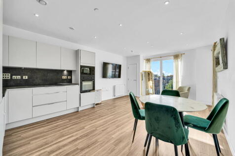 Please Quote AK0951 For All Enquiries
A beautifully presented two-bedroom, two-bathroom apartment located on the third floor of a modern development, complete with lift access.