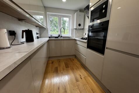 ** Zero Deposit Guarantee Available **
Newly refurbished to a high standard, one bedroom maisonette, with large enclosed rear garden! Available now!