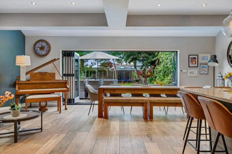 Family Dining Are...