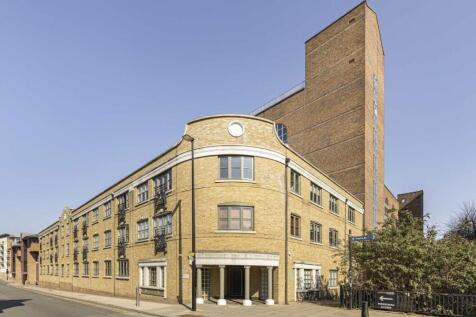 Spacious two bedroom apartment on the first floor of this modern development located close to Tower Hill and the City. The property comprises of a separated fitted kitchen and dining room, a bright re