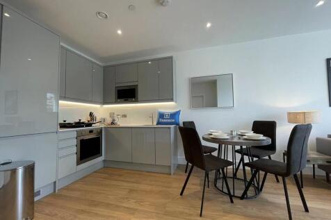 A luxurious one-bedroom, one bathroom, available to move in May 2024. Located in the heart of the second city, be the centre of it all. A mere 8 minutes walk to New Street Train Station, or 10 minutes