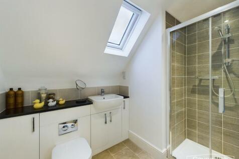 EN-SUITE SHOWER ROOM