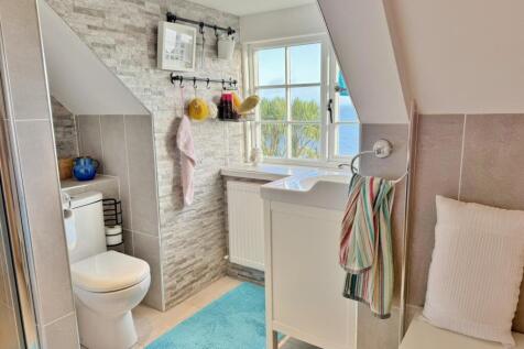 En-suite shower room 3