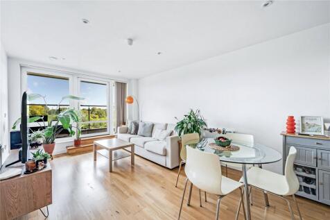 A beautifully presented and well proportioned apartment overlooking the River Thames