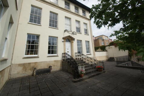 BEAUTIFULLY PRESENTED TWO BEDROOM HALL FLOOR APARTMENT WITH 2 SECURE PARKING SPACES AND TWO GARDEN TERRACES. The apartment is in a lovely Georgian building entered via electric gates in this central l