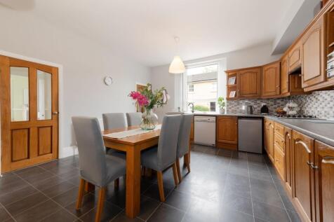 KITCHEN DINER AND LOUNGE