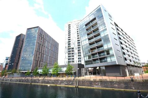 AVAILABLE NOW - A BRIGHT and SPACIOUS, stylishly presented apartment located within a QUAY SIDE development within fashionable Salford Quays & Media City. The accommodation consists of an entrance hal
