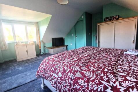 bedroom 1 penfold.jpg