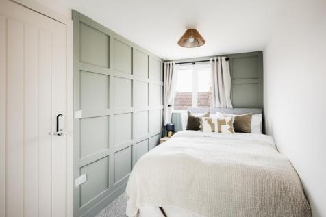 Double bedroom available within a newly refurbished stunning 6 bed, 3 bathroom House Share. Double Bedroom - Fully Furnished - All Bills Included. *Available from 1st August 2026. &l...