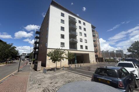 New to the market this two double bedroom, two bathroom apartment set within this popular Berglen Court development.The property comprises of a large entrance hallway, spacious reception room with din