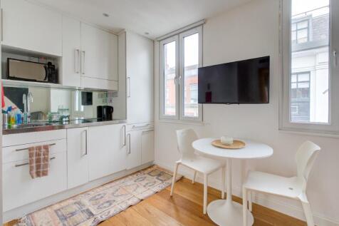 Exceptionally well-designed studio apartment with underfloor heating and air conditioning. Small kitchen, dining and living space, with separate bedroom and modern shower room. Superb central London l