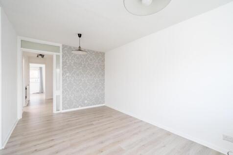 **ZERO DEPOSIT GUARANTEE AVAILABLE** A recently refurbished one double bedroom first floor apartment on this popular residential road in the heart of Woodside Park. The property benefits from separate