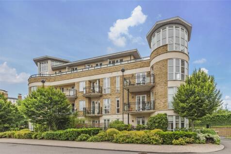 A beautiful and spacious three bedroom apartment on the second floor of the prestigious Kew Riverside development, benefiting from an on-site gym, swimming pool and underground parking. EPC rating D.