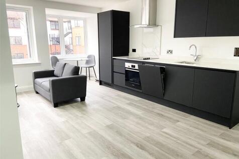 Modern 2-bedroom apartment in prime location. Fully furnished with contemporary decor and high-end appliances. Spacious living area, sleek kitchen, and stylish bathrooms. Close to transport links and