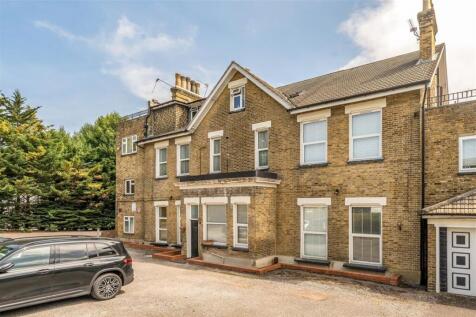 A delightful ground floor one bedroom flat with communal gardens. Fully furnished. Available Now