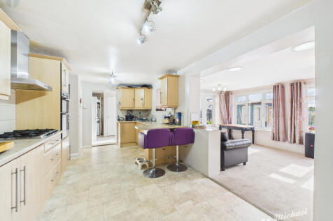 CAM03218G0-PR0750-STILL003