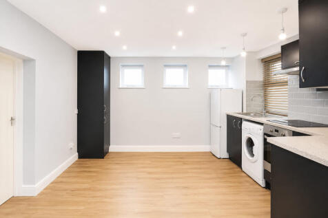 A recently refurbished one bedroom apartment, perfect for a single professional. Ideally located within walking distance of Cabot Circus and Old Market. Offered unfurnished or furnished with white goo