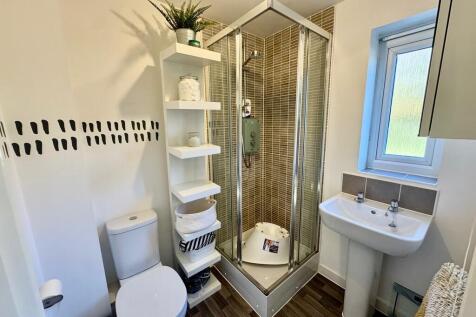 en-suite shower r...