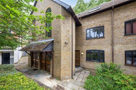 One bedroom ground floor maisonette ideally located in the heart of Richmond town centre.