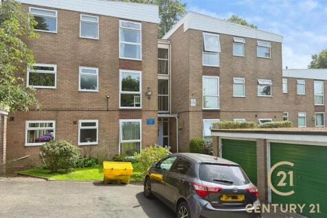 2nd floor apartment located in a prime residential area within close proximity to Woolton Village.