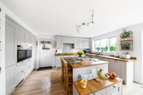 OPEN-PLAN DINING KITCHEN - KITCHEN AREA