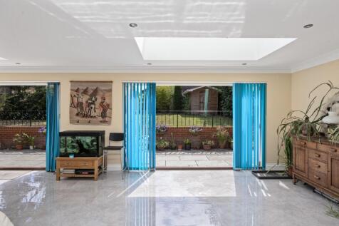 Lounge / Dining Area