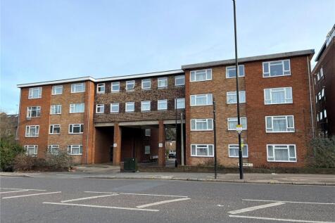 A SPACIOUS ONE BEDROOM FLAT!! UNFURNISHED. Ellis and Co are proud to present this one bedroom unfurnished ground floor flat. Accommodation comprises of a large living room, double bedroom with built i