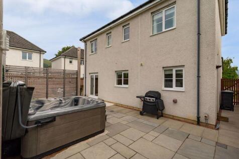 4 bed, 2 bath Detached in Leeds - Photo 23