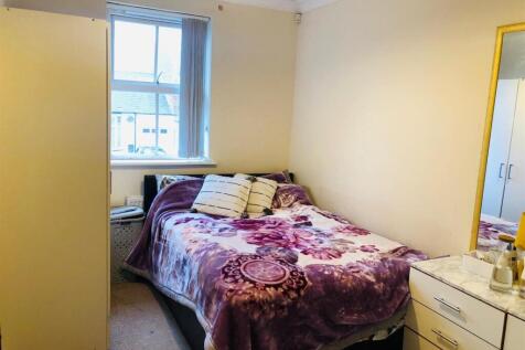 23 bed 2 bath house for rent in Forest Gate E7.