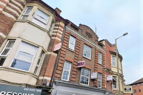 AVAILABLE END OF NOVEMBER S.H Properties are pleased to offer this large bedroom in a house share. This room is in very good condition with double glazed windows, laminate flooring There is a shared b