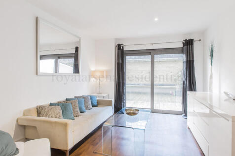 Highly sought after one bed, at the top end of this established landmark development, situated adjacent to the river, east of Greenwich and only a stones throw from the Elizabeth Line. Benefitting fro