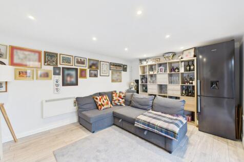 CAM04018G0-PR0409-STILL027