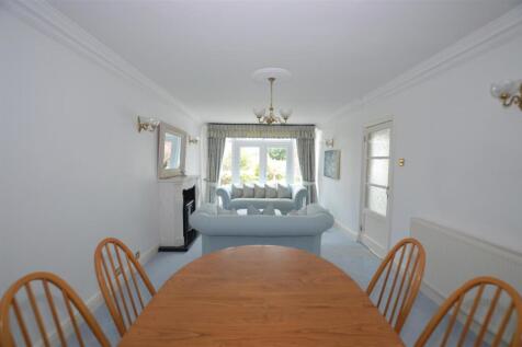 4 Woodlawn Cres through liv 2.JPG