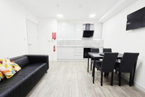 Living Space estate agent is proud to offer this lower ground floor flat at the back of the vibrant Chatsworth Road. The flat is newly refurbished, with a new kitchen and bathroom, 2 bedrooms and shar