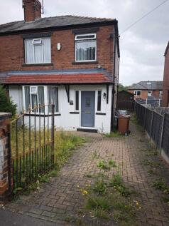 A well-presented three-bedroom home in the popular LS11 5RX area of Leeds, available from 1st September 2026. The property offers three well-proportioned bedrooms, a spacious living area, contemporary