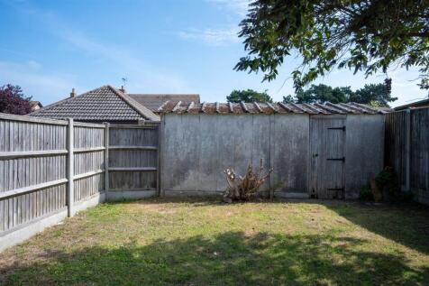 Garage end of garden.jpg