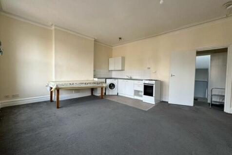 A well-presented and bright 1 bed flat situated on the popular Brownhill Road, offering excellent transport links and convenient access to Catford, Catford Bridge and Hither Green stations. The proper