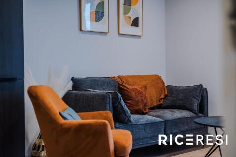 Modern one bedroom apartment next to Manchester Victoria Station. Fully furnished with open plan living, stylish décor, secure entry, and great transport links. Ideal for professionals or couples.