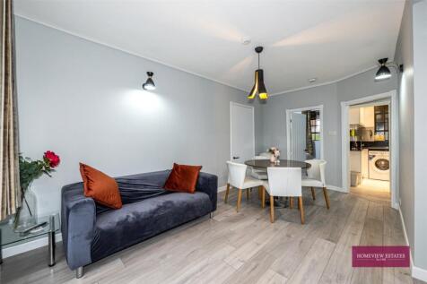 A bright and modern two-bedroom apartment to rent in the popular Mortimer Crescent, NW6. This well-presented property comprises a fully fitted kitchen, a spacious separate reception room, two generous
