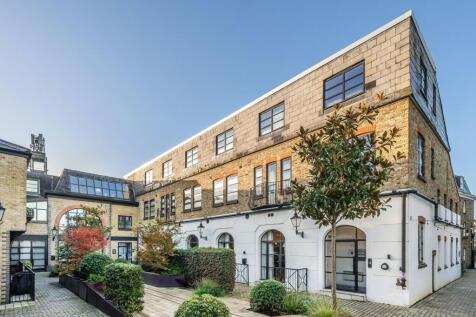This attractive 2 bedroom flat offers a bright living space with an open plan reception room/kitchen, 2 bedrooms with en suites and a private balcony.