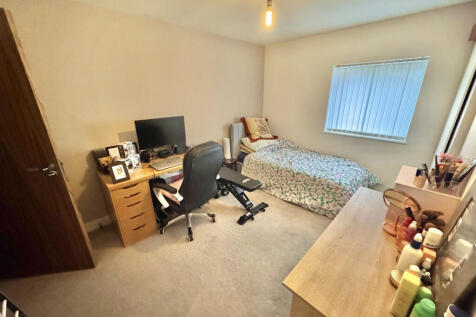 A well-presented two-bedroom, two-bathroom flat with a private garden set in Salford, Greater Manchester. Available from 13 August 2026, this property offers comfortable accommodation in a sought-afte