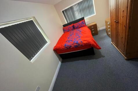 Excellent transport links via the 61 & 63 bus routes to LONGBRIDGE, NORTHFIELD, and BIRMINGHAM CITY CENTRE. Close to LONGBRIDGE SHOPPING PARK, RUBERY HIGH STREET, LONGBRIDGE TRAIN STATION, LICKEY HILL