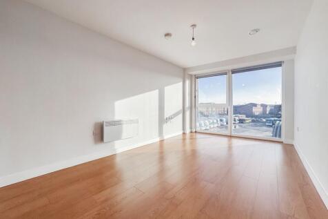 Modern 2-bed apartment in Leeds City Centre. Spacious living area with floor-to-ceiling windows. Fully equipped kitchen. Generous bedrooms. Council Tax Band A. Ideal for professionals and couples.