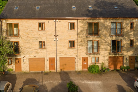 3 Bedroom Flat in OL3 5FX